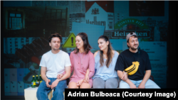 De la stânga la dreapta: Dragoș Stoica, Mădălina Brândușe, Iulia Verdea și Șerban Andrei în scena cu adolescenții din spectacolul (De)Conectat.