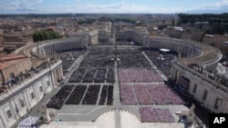 წმინდა პეტრეს მოედანი პაპის დაკრძალვის ცერემონიალისას