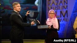 Татарстан президентының махсус бүләген хөкүмәт башлыгы урынбасары Васил Шәйхразиев Малайазиядән килгән режиссер Тунку Мона Ризага бирә