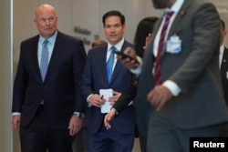 Державний секретар США Марко Рубіо разом із послом Сполучених Штатів при НАТО Метью Вітакером прибувають до штаб-квартири НАТО в Брюсселі, Бельгія, 3 квітня 2025 року