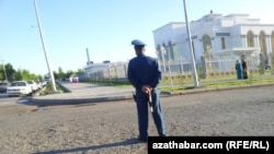 Köçäniň howpsuzlygyna gözegçilik edýän polisiýa işgäri (Arhiw suraty)