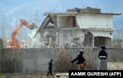 پاکستانیو چارواکو د ۲۰۱۲ز کال په فبروۍ کې په اېبټ اباد کې هغه وداني ورانه کړه چې بن لادن پکې پینځه کاله اوسېده.