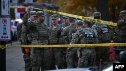 Vojnici Nacionalne garde stoje iza trake koja označava mjesto zločina na uglu u centru Vašingtona, 26. novembra 2025. godine. Dva vojnika Nacionalne garde su upucana nekoliko blokova od Bijele kuće, prema navodima policije.