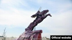 Статуя Мангуберди в городе Ургенче внесена в Книгу рекордов Гиннеса как самая большая лошадь в мире, сделанная из бронзы.