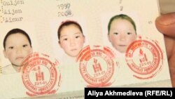 Паспорт оралманки с фотографиями дочерей. Иллюстративное фото.  