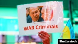 პლაკატი წარწერით "ომის დამნაშავეები", რუსული აგრესიის წინააღმდეგ გამართული საპროტესტო აქცია. ნიუ-იორკი, 2022 წლის 2 მარტი