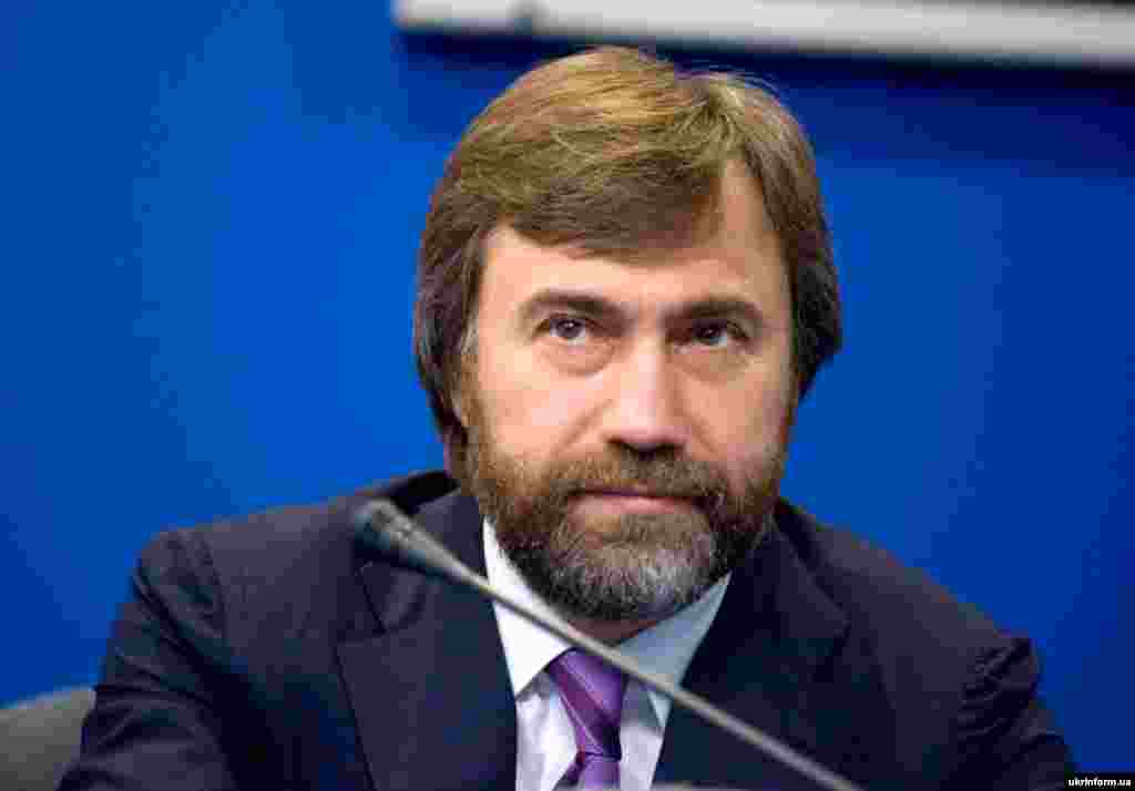 Миллиардер Вадим Новинский, тоже член Партии регионов, считается одним из ближайших политических советников Ахметова. Он имеет долю в его компании "Метинвест". Уроженец России, Новинский получил украинское гражданство в 2012 году и остается одним из самых ярых пророссийских политиков страны.