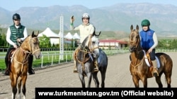 Президент Туркменистана Гурбангулы Бердымухамедов с сыном Сердаром и внуком Керимгулы