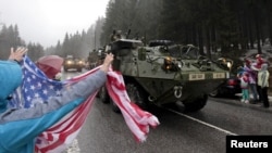 Американских солдат приветствуют жители чешского города Гаррахов. 29 марта 2015 года.  