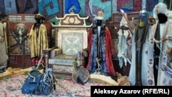 Образцы одежды, оружия, трон для сериала «Казах ели». Алматы, 6 марта 2015 года.  