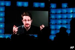 Сноуден Орусияда санарип коопсуздук маселелери боюнча түрдүү иш-чараларга катышып, суроолорго жооп берет.