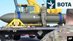 Avionët amerikanë lëvizin një GBU-57 - bomba më e madhe "shkatërruese bunkerësh" e ushtrisë amerikane. (Fotografi nga arkivi)