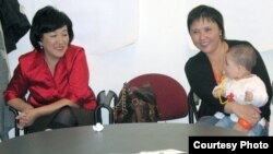 Жумагүл Чоткараева  (солдо) балалуу мигрант келин менен иш маалындагы тыныгуу учурунда 