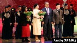 Быелгы Тукай бүләге ияләре Розалина Шаһиева (с), Мәдинә Маликова һәм Харис Салихов Татарстан президенты Рөстәм Миңнеханов белән