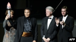 US boxing legend Muhammad Ali (2nd L) and wife Lonnie (L) along with US President Bill Clinton (2nd R) and friend and actor Jim Carrey (R) on stage, 19 November 2005, during the Grand Opening Gala for the Muhammad Ali Center at the Kentucky Center in Loui