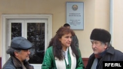 Umida Ahmedova (center) awaits the verdict outside the court building in Tashkent.