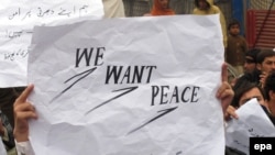 په خیبر پښتونخوا کې تر دې مخکې هم د سولې لپاره مظاهرې شوې دي. دا انځور په ۲۰۱۴ز کال په ډېره اسماعیل خان کې د امن لپاره د لاریون پر مهال اخیستل شوی.