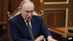 20 березня Путін підписав указ, за яким українці, які «незаконно» проживають у Росії й окупованих нею територіях, повинні до 10 вересня «врегулювати свій правовий статус» або залишити ці території