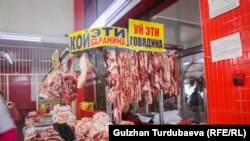 Бишкек шаарындагы "Ош базарынын" эт бөлүмү.