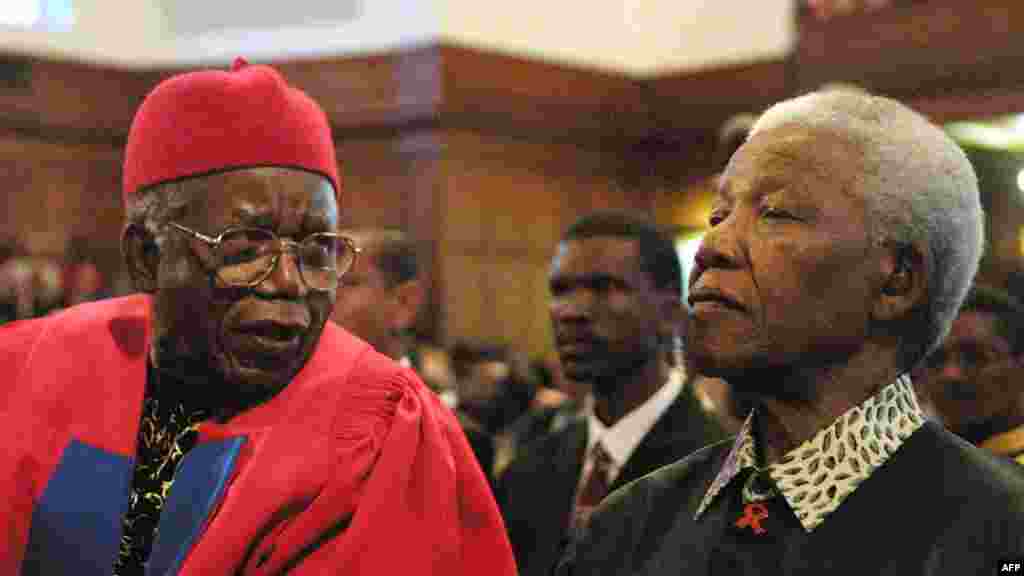 Нельсон Мандела вместе с нигерийским писателем Чинуа Ачебе в 2002 году.