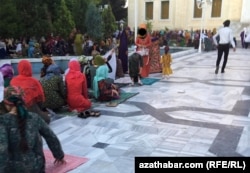 Aşgabadyň "Ärtogrul gazy" metjidiniň daşynda baýram namazyna duran adamlar. Aşgabat şäheri, 4-nji iýun, 2019-njy ýyl