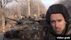15 лютого 2015 року. Район Дебальцева. Британський блогер Грем Філліпс знімає черговий пропагандистський ролик і навіть не підозрює, що фіксує вагомі докази участі Росії у війні на Донбасі. Своє відео він записує, проїжджаючи повз три танки Т-72БЗ. Це основний бойовий танк збройних сил Росії