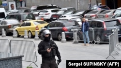 Поліцейський виявляє готовність вести пошукові операції в бізнес-центрі «Гулівер». Київ, 14 липня 2017 року