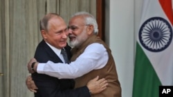 Putin și premierul indian Narendra Modi la o întâlnire din 2018. India este un partener comercial crucial pentru Rusia, mai ales de când cu războiul din Ucraina, iar SUA cu greu o pot sancționa,