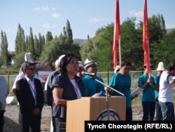 Мира Карыбаева "Өмүр көчү - 100" жүрүшүнүн катышуучуларын куттуктоодо. 05.8.2016.