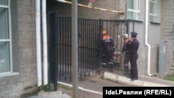 Сотрудники МЧС затаскивают оборудование для взлома