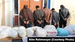 تصویر آرشیف: بازداشت قاچاقبران مواد مخدر 