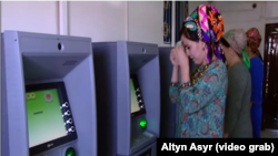 Кадры из репортажа гостелевидения Туркменистана об эффективности работы банковской сферы, Июнь, 2019