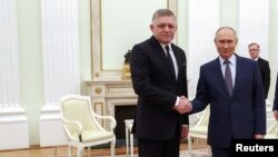 სლოვაკეთის პრემიერ-მინისტრი, რობერტ ფიცო ვლადიმირ პუტინს, მოსკოვში, 2024 წლის დეკემბერში შეხვდა