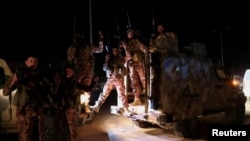 په عکس کې لاذقیه ته روان سوریايي ځواکونه ښکاري 