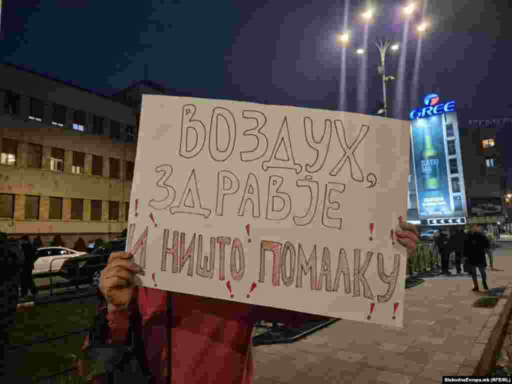 Секоја година во Северна Македонија се бележат по речиси 4.000 смртни случаи предизвикани од изложеност на честичките пм2.5, кои се меѓу најштетните за здравјето, се вели во повикот за марш од организаторите.