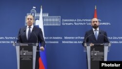 სომხეთის და რუსეთის საგარეო საქმეთა მინისტრები არარატ მირზოიანი(მარჯვნივ) და სერგეი ლავროვი ერევანში, ერთობლივ პრესკონფერენციაზე. 2025 წლის 21 მაისი 