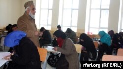 آرشیف، د کابل په پوهنتون کې د کانکور د ازموینې د جریان یو انځور