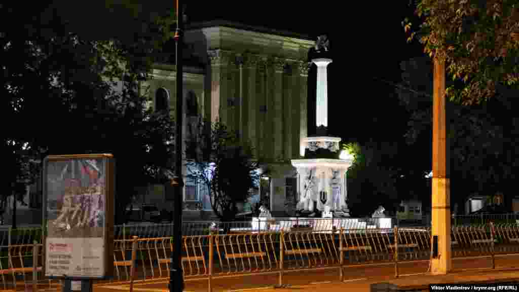 Так званий пам'ятник &laquo;Народному ополченню всіх часів&raquo; на вулиці Гоголя за будівлею уряду