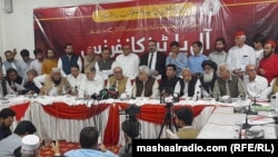 د ګڼګوندیزې غونډې مخکښ سیاستوالان او استازي د اپرېل پر ۲۳مه خبري غونډې ته وینا کوي. 