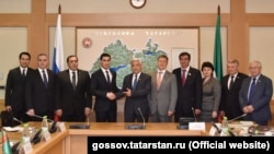 Сын президента Туркменистана Сердар Бердымухамедов (четвертый слева) в Казани.