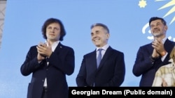 „ქართული ოცნების“ ლიდერები ირაკლი კობახიძე (მარცხნივ), ბიძინა ივანიშვილი (შუაში) და კახა კალაძე