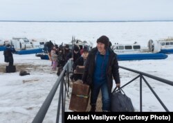Davydov’s film crew arrives at the Nizhny Bestyakh port after crossing the Lena River in hovercrafts en route to Amga.