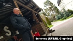 Журналісти спробували потрапити на територію комплексу, втім їх не пропустила охорона