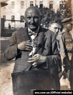 Володимир Гузар (1881–1944) – батько Любомира-Эжена Гузара і дядько кардинала УГКЦ Любомира Гузара. Один із найкращих чернівецьких лікарів. Лікував, зокрема, Ольгу Кобилянську. Активно співпрацював у товариствах «Український народний дім», «Буковинський кобзар» (його голова), «Чорноморе», «Довбуш», займався благодійницькою діяльністю