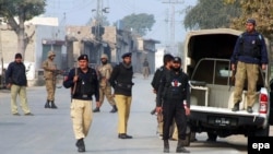 په بنو کې پولیسو او پوځیانو تر يو وسلوال بريد وروسته سیمه کلابنده کړې ده ـ انځور له ارشيفه