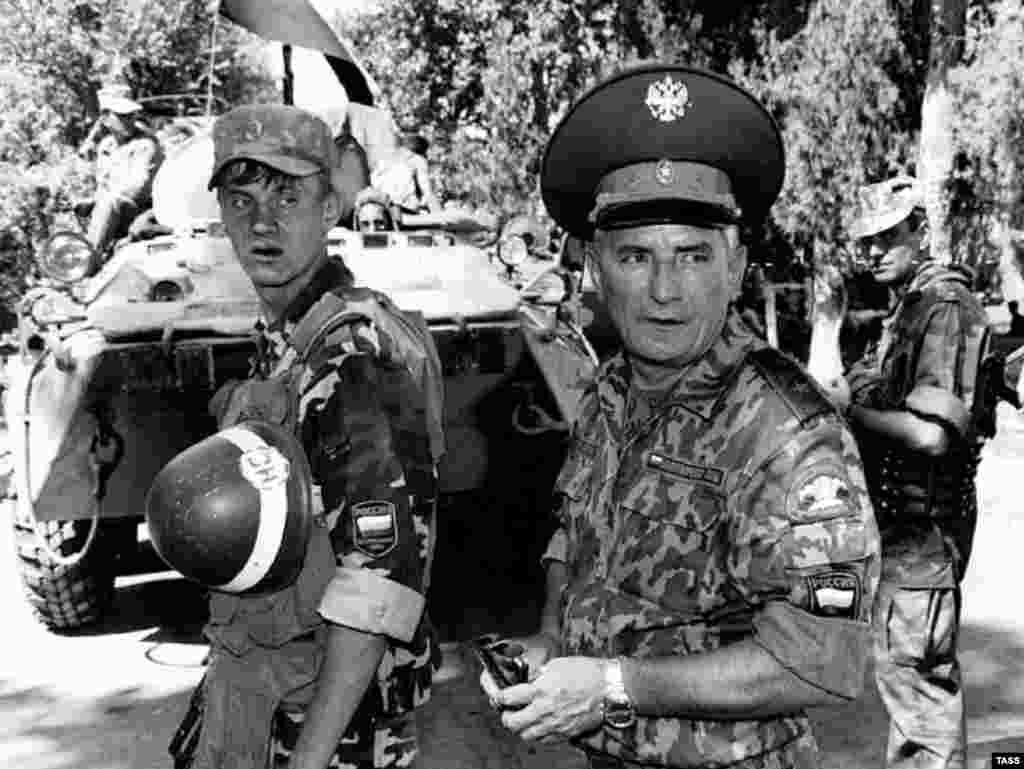 Тажикстандагы Орусиянын Тынчтык күчтөрүнүн жетекчи орун басары генерал-майор Павел Липский. Кубодиян, 1997-жылдын 16-августу.