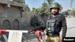 په بنو کې د پولیسو یو سرتېري پر سړک پهره کوي - انځور له ارشیفه. 