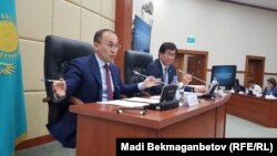 Министр информации и коммуникаций Казахстана Даурен Абаев (слева) на заседании парламента представляет пакет изменений в законодательных актах по вопросам информации и коммуникаций. Астана, 27 июня 2017 года.