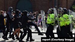 افسران پولیس در شهر لیورپول انگلستان در ۳ آگست ۲۰۲۴ با معترضان رو به رو شدند. این اعتراض در عکس العمل به حملۀ مرگبار با چاقو راه اندازی شده بود.