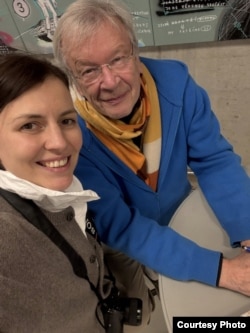 Злата Онищенко и Виктор Ерофеев. Вечер в Пражском книжном клубе. 3 декабря 2025. Фото: Злата Онищенко.